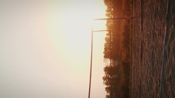 沙滩排球网球场 排球网在场上的轮廓 垂直录像 空旷的沙滩排球运动场 — 图库视频影像