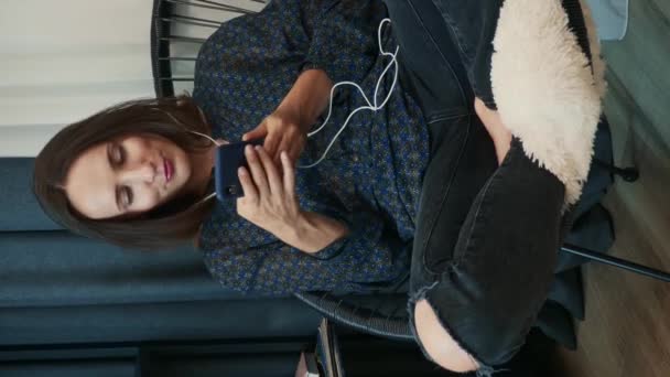 Femme Écoute Musique Smartphone Dans Les Écouteurs Relaxant Vidéo Verticale — Video