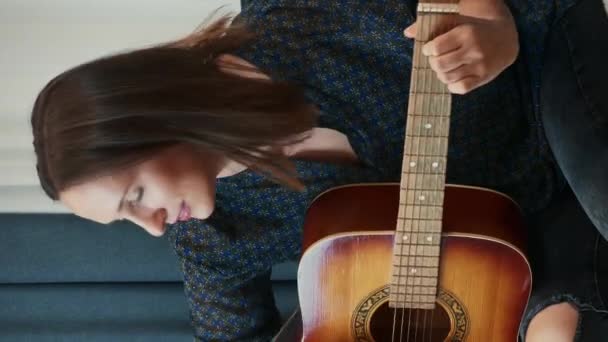 Músico Feminino Tocando Guitarra Acústica Aprendendo Novos Acordes Vídeo Vertical — Vídeo de Stock