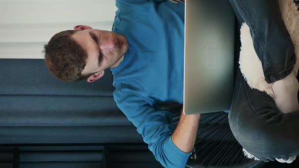 Mann Arbeitet Laptop Während Auf Der Gemütlichen Couch Der Wohnung — Stockvideo