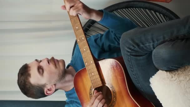 Músico Tocando Guitarra Acústica Casa Guitarrista Tocar Acordes Vídeo Vertical — Vídeo de Stock