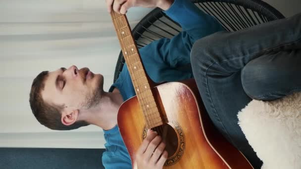 Guitarrista Tocando Guitarra Acústica Cantando Música Músico Toca Instrumento Música — Vídeo de Stock