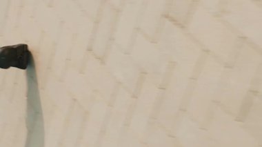 Şehir parkında koşan spor ayakkabılı kadın bacaklarını kapat. Dikey video. Dışarıda koşan tozlu, sportif bir kadın. Fitness aktivitesi. Yoğun kardiyo egzersizleri. Spor konsepti. Aktif spor