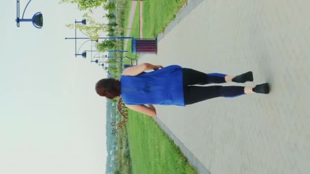 Jogging Féminin Sportif Dans Parc Ville Long Sentier Piétonnier Vidéo — Video