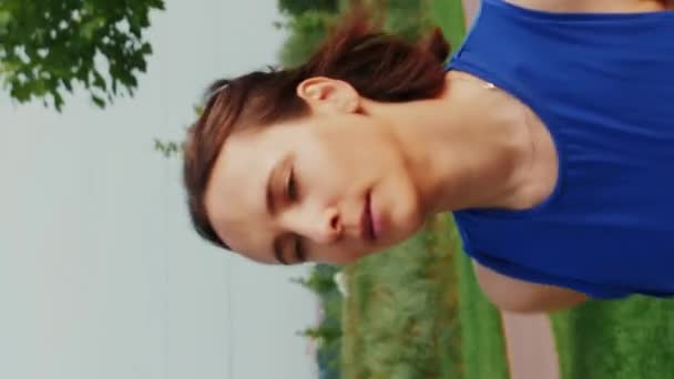 Portret Van Een Vrouw Die Buiten Rent Atletisch Vrouwelijk Joggen — Stockvideo