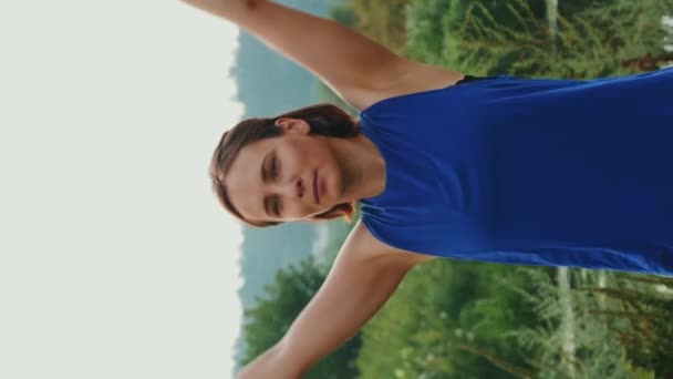 Mulher Esticando Seu Corpo Antes Correr Treinando Livre Vídeo Vertical — Vídeo de Stock