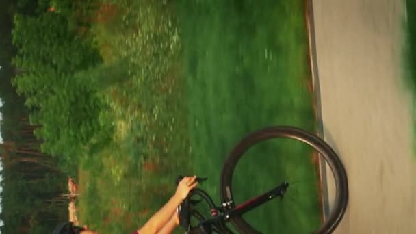 Fahrradfahren Bei Sonnenuntergang Radfahrerinnen Park Vertikales Konzept Frau Mit Fahrradhelm — Stockvideo