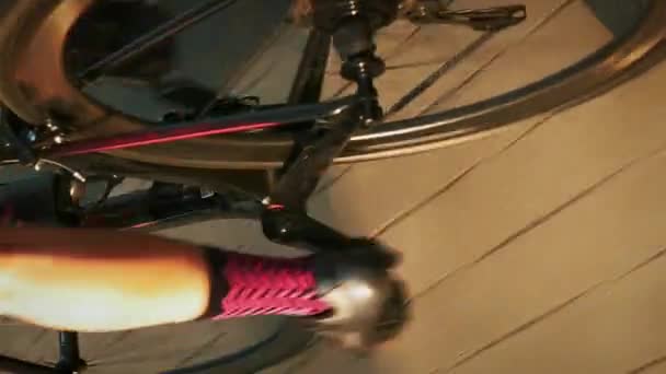 Close Pernas Ciclistas Roda Bicicleta Giratória Cassete Conceito Vertical Pernas — Vídeo de Stock