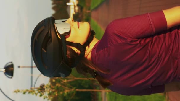Portrét Sebejisté Cyklistky Černé Helmě Při Západu Slunce Vertikální Video — Stock video