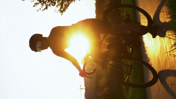 Kerékpáros Napnyugtakor Biciklizni Kezd Kerékpáros Sziluettje Függőleges Videó Profi Országúti — Stock videók