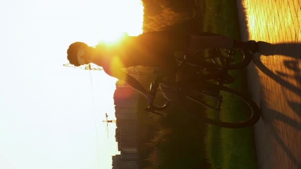 Kerékpáros Ivóvíz Kemény Kerékpáros Edzés Után Függőleges Videó Sziluett Közúti — Stock videók
