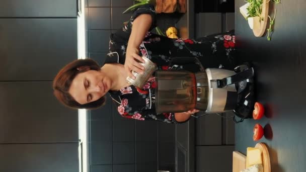 Жінка Готує Томатний Соус Піци Маргерита Самка Додає Харчові Інгредієнти — стокове відео