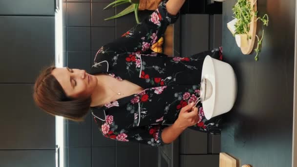 Mujer Tamizando Harina Preparando Pizza Casera Margherita Vídeo Vertical Mujer — Vídeos de Stock