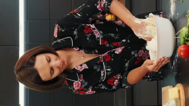 Gospodyni Domowa Przygotowuje Pizzę Domu Ugniata Ciasto Pionowe Wideo Dłonie — Wideo stockowe