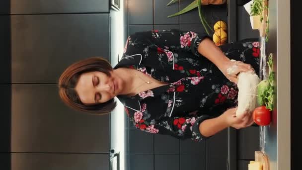 Modern Mutfakta Pizza Hazırlayan Hamur Yoğuran Bir Kadın Dikey Video — Stok video