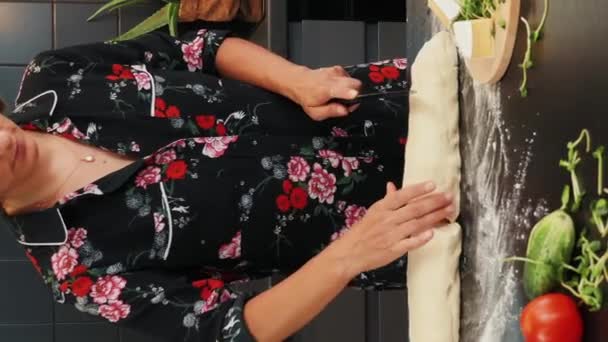 Kobieta Przygotowująca Pizzę Domu Proces Gotowania Pizzy Pionowe Wideo Kobieta — Wideo stockowe