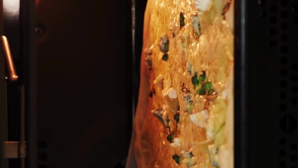 オーブンでチーズピザを準備するタイムラプス バーティカルビデオ 伝統的な自家製イタリアのピザを作るプロセス 料理と料理のコンセプト — ストック動画