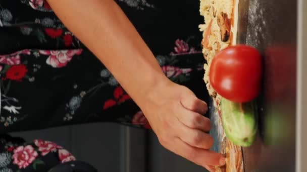 Mani Femminili Che Mettono Ingredienti Freschi Sopra Pasta Pizza Vicino — Video Stock