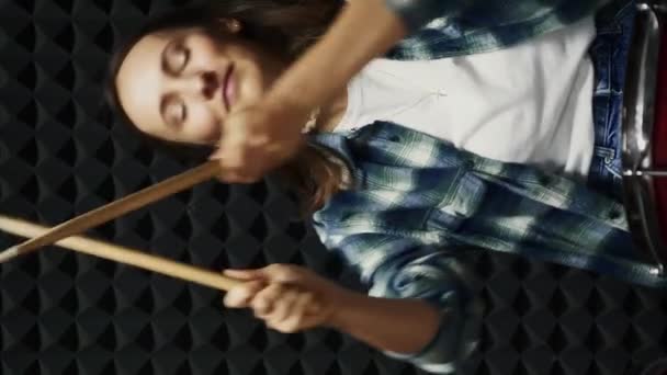 Schlagzeuger Spielt Schlagzeug Aufnahmestudio Vertikales Video Musikkonzept Musikerin Spielt Schlagzeug — Stockvideo