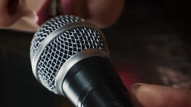 Τραγουδιστής Παίζει Τραγούδι Στο Μικρόφωνο Στο Στούντιο Μουσικής Κλείστε Κάθετο — Αρχείο Βίντεο