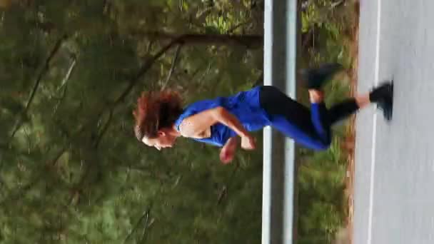 Mujer Corriendo Camino Asfalto Vacío Bosque Vídeo Vertical Mujer Haciendo — Vídeos de Stock
