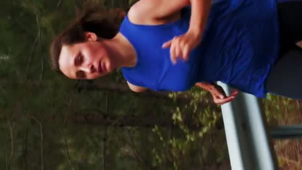 Mujer Gorda Regordeta Corriendo Bosque Tratando Perder Peso Vídeo Vertical — Vídeos de Stock