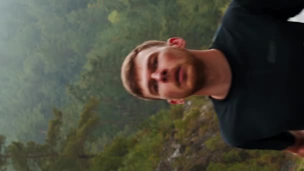 Arka Planda Dağlarla Sabah Koşan Bir Adamın Portresi Dikey Video — Stok video