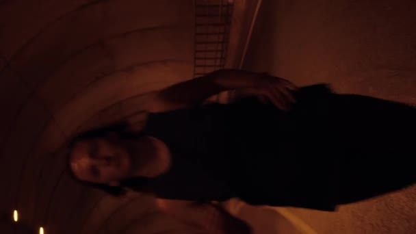 Mujer Corriendo Rápido Través Túnel Oscuro Camino Vacío Vídeo Vertical — Vídeos de Stock