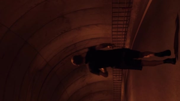 Hombre Corriendo Través Túnel Oscuro Una Carretera Vacía Vídeo Vertical — Vídeos de Stock