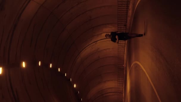 适合跑得快的运动员穿过黑暗的汽车隧道 垂直录像 身强体壮的体格健壮的男子在空旷的汽车路上冲刺 进行激烈的有氧锻炼 体育概念 — 图库视频影像