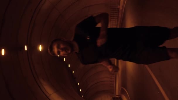 Hombre Corriendo Por Noche Través Del Túnel Vídeo Vertical Motivación — Vídeos de Stock