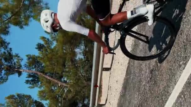 Ajuste Muscular Ciclista Carretera Profesional Montar Bicicleta Cuesta Arriba Vídeo — Vídeo de stock