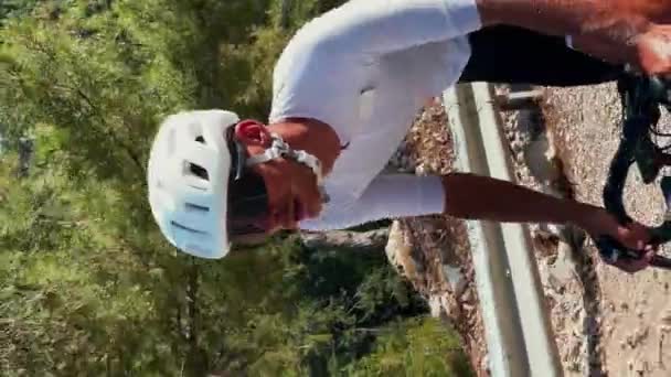 Porträtt Professionell Vägcyklist Ridning Cykel Uppförsbacke Vertikal Video Passa Muskulös — Stockvideo