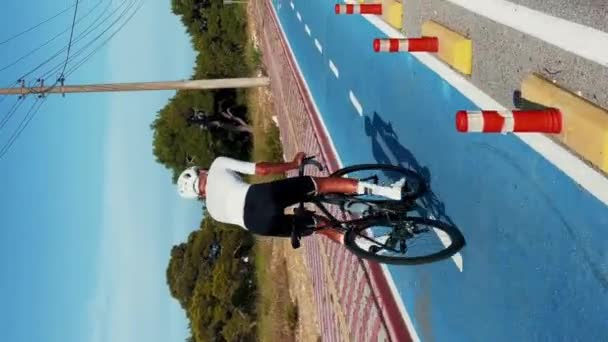 Ciclista Profesional Bicicleta Carretera Aire Libre Verano Vídeo Vertical Hombre — Vídeos de Stock