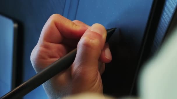 Kunstenaar Die Werkt Met Grafische Digitale Tablettekening Met Stylus Verticale — Stockvideo