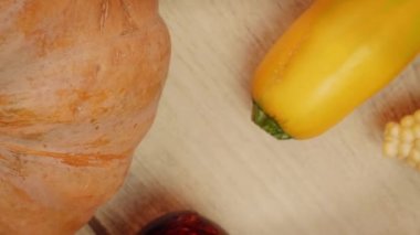 Şükran Günü. Balkabağı, kabak ve tahtadan yapılmış mısır. Mutlu Cadılar Bayramı. Balkabağı ve mısır tarağıyla süslenmiş ahşap bir arka plan. Tatil Sonbahar festivali sahnesi. Dikey video