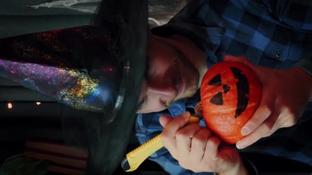 Pompoen Snijden Voor Halloween Jack Lantaarn Halloween Decoratie Jonge Vrolijke — Stockvideo