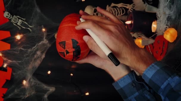Hombre Preparándose Para Halloween Decoraciones Halloween Símbolos Tradicionales Feliz Halloween — Vídeo de stock