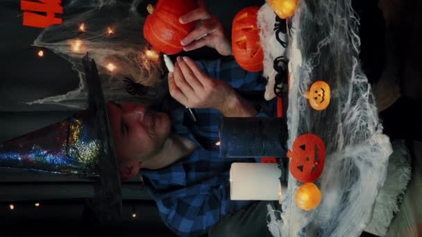 Glad Halloween Koncept Man Bär Häxa Hatt Rita Orange Pumpa — Stockvideo