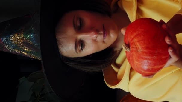 Schattig Jong Meisje Dat Oranje Pompoen Schildert Tafel Met Halloween — Stockvideo