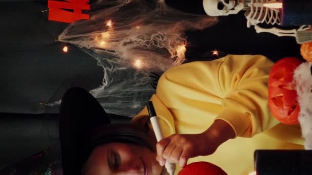 Gelukkig Halloween Concept Lachende Vrolijke Vrouw Die Pompoen Schildert Voor — Stockvideo