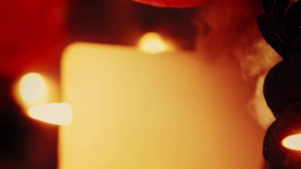 ハッピーハロウィン カボチャと照明キャンドル コブウェブ コウモリのバックグラウンドでハロウィーンの装飾 トリックまたは治療 ハロウィン展 バーティカルビデオ — ストック動画