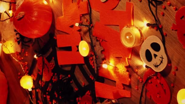 ハッピーハロウィン 木の背景に黒いクモとオレンジの文字ハロウィン 秋の休日の装飾の背景 トリックまたは治療 ハロウィンのお祝い 怖いハロウィーンのシンボル — ストック動画