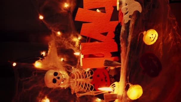 Halloween Hälsningar Roliga Pumpa Ansikten Med Dekorationer Bakgrunden Skrämmande Skelett — Stockvideo