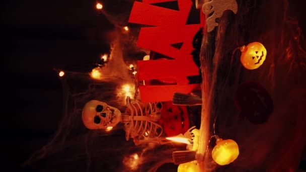 Halloween Dekoration Med Fladdermöss Pumpor Spindlar Nät Och Skelett Skrämmande — Stockvideo