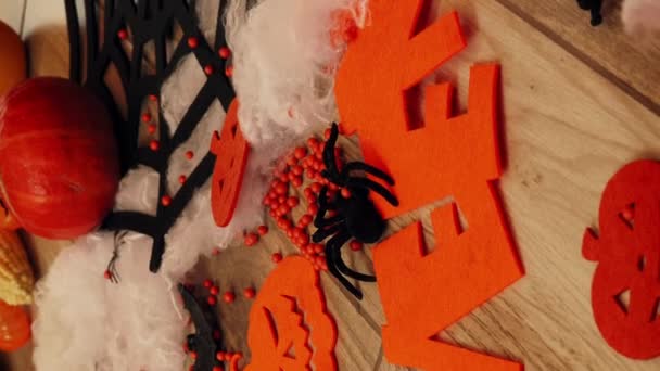 蜘蛛网 蝙蝠和可怕的南瓜脸 垂直录像 木制背景的万圣节装饰品 庆祝万圣节 — 图库视频影像