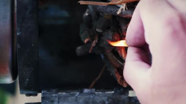 불타는 스토브에 던지는 경기와 활동적인 개념입니다 하이킹 비디오 — 비디오