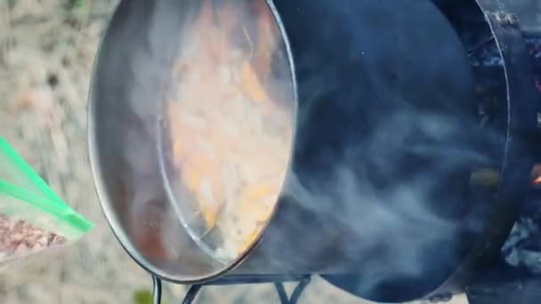 Memasak Api Turis Mempersiapkan Makanan Berkemah Atas Kompor Kayu Yang — Stok Video