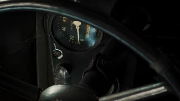 俄罗斯军车 关闭控制面板 旧苏联复古汽车 用手动变速箱驾驶老式汽车的人 手牵着旧车的车轮 垂直录像 — 图库视频影像