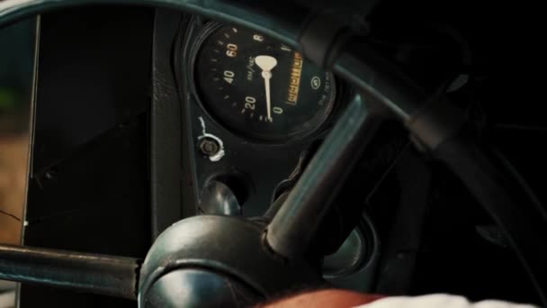 ソビエト連邦のレトロ車 ロシアの古い車 クローズアップ 速度計および手動伝達が付いているステアリング ホイールおよびコントロール パネル 内部からの眺め 古いヴィンテージ自動車 バーティカルビデオ — ストック動画